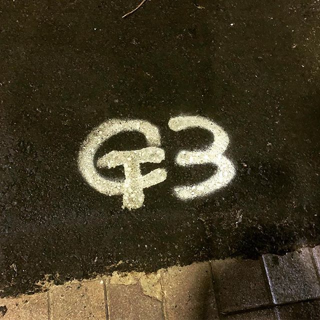 歩道にG3のマーキング
