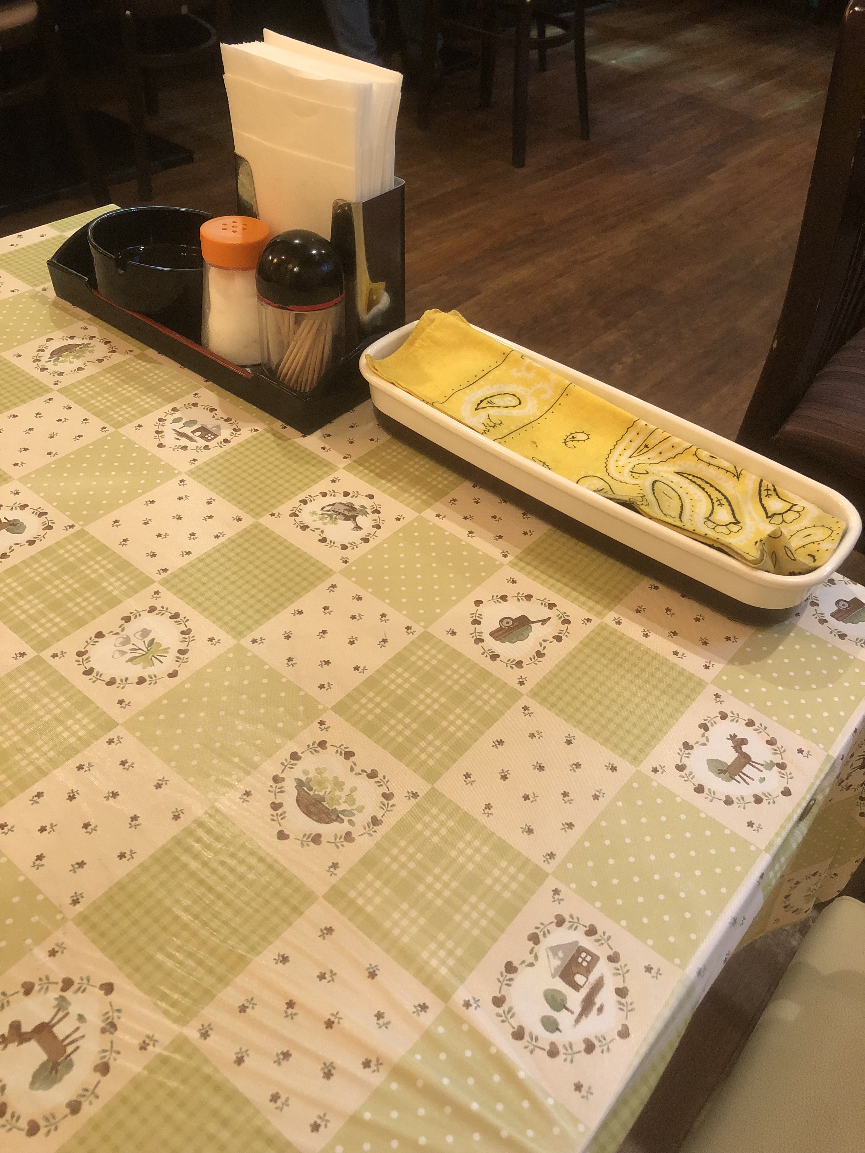 カレーが来るのを待っている