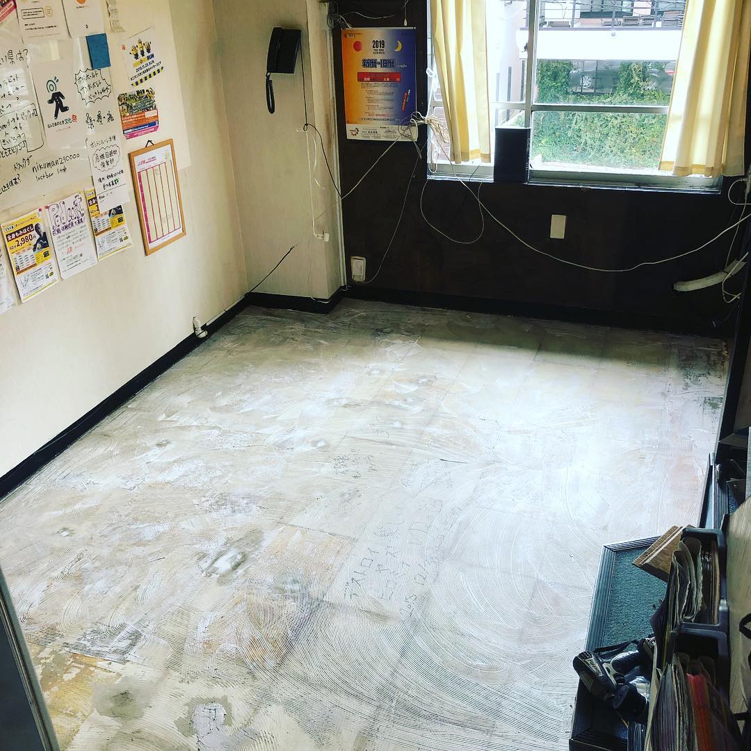 喫茶店の床を剥がした #なんであのときcafe #名古屋市千種区 #nagoya #本山 #猫洞通 #喫茶店 #cafe #ポッドキャスト #podcast #なんであのとき放送局 #なんあの #なんであのとき放送部 #なんあの部