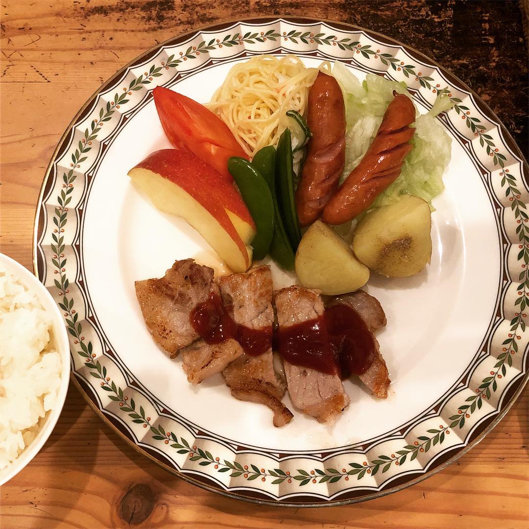 今夜はポークステーキです、オシャレに見えるのは皿のおかげ？ #なんであのときcafe #名古屋市千種区 #本山 #猫洞通